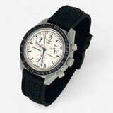 Bracelet MoonSwatch Premium en Caoutchouc Perforé 1965: Noir + Boucle Noire